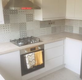 Homebase Cashmere Matt Handless Range with pine Nut Worktops, Vinyl Click Flooring & 20x20 tiles.: Click Here To View Larger Image