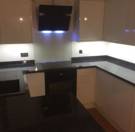 Wickes Sofia White Range, Strasse Noir Laminate Worktops, Modern cornice & pelmet.  Black Granite Sink: Click Here To View Larger Image