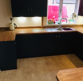 omebase Navy range, Golden Oak worktops and upstands. This kitchen.  Pewter Handles. 
The flooring in Quick Step Livyn Cream Travertine.  Integrated fridge freezer, washer dryer & dishwasher. Under unit lights.  Curved black splash back, gas hob on glass, electric oven and extractor.: Click Here To View Larger Image