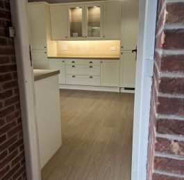 Howdens Allendale Antique White, classic profile, Courtier Antique pewter cup and round knob handles, Aged Oak Effect Square Edged Worktops.  Lamona products throughout.  Quick step Livyn Light Oak Vinyl flooring,: Click Here To View Larger Image